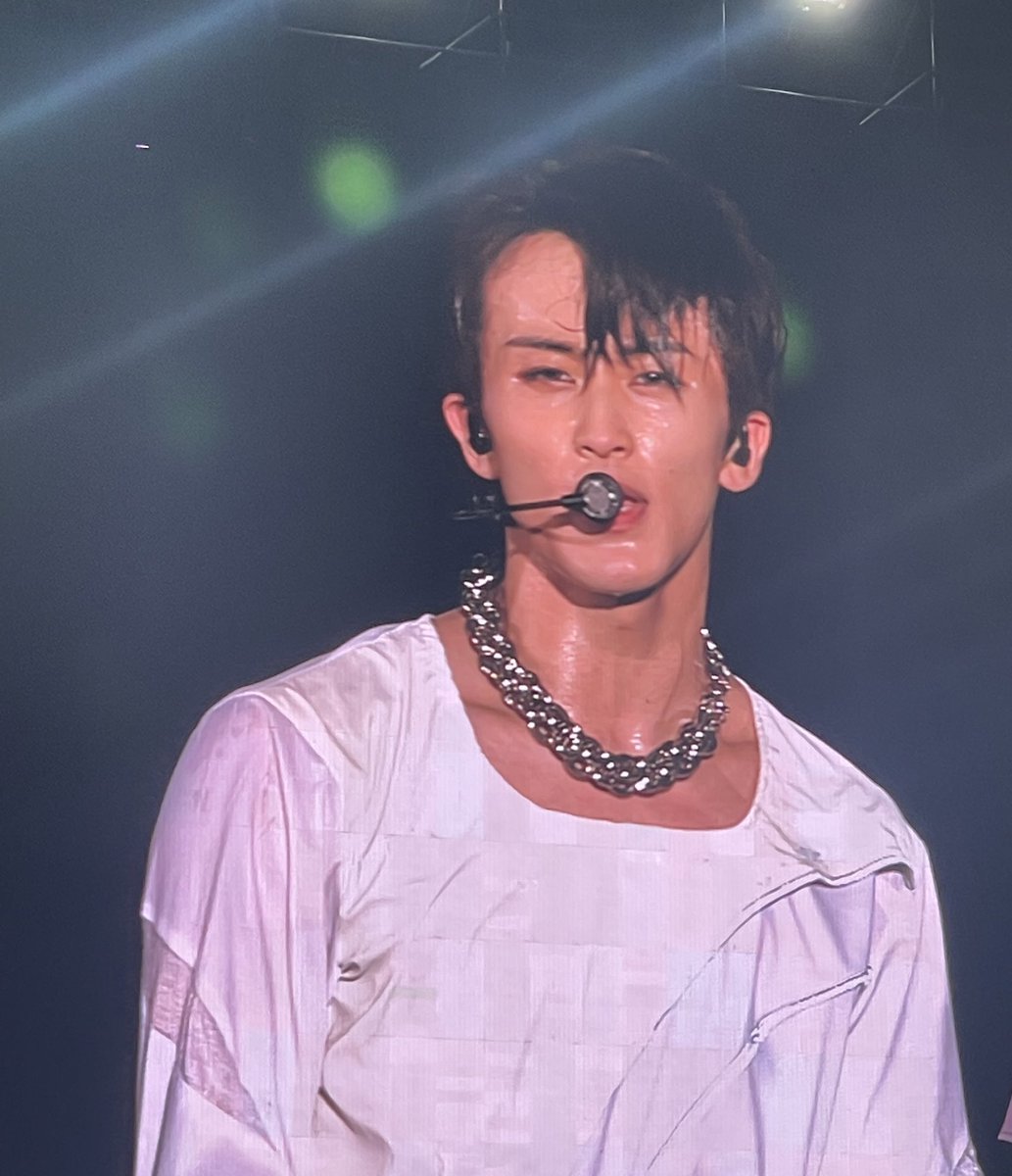 LOOKSMKL's tweet photo. WOAH MARK LEE. https://t.co/r60Chqsey5