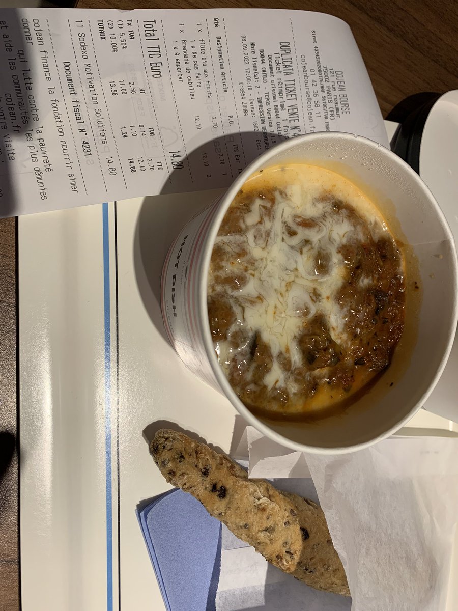 lnySPjHX2LxAZGn's tweet photo. 早めのランチ。
寒いから暖かいのにした。キャビオとポテトピュレとナスとチーズが入ってる。
レーズン入りパンを添えて。
14.80ユーロ
#cojean
#パリ
#パリランチ https://t.co/LwCpDeparN