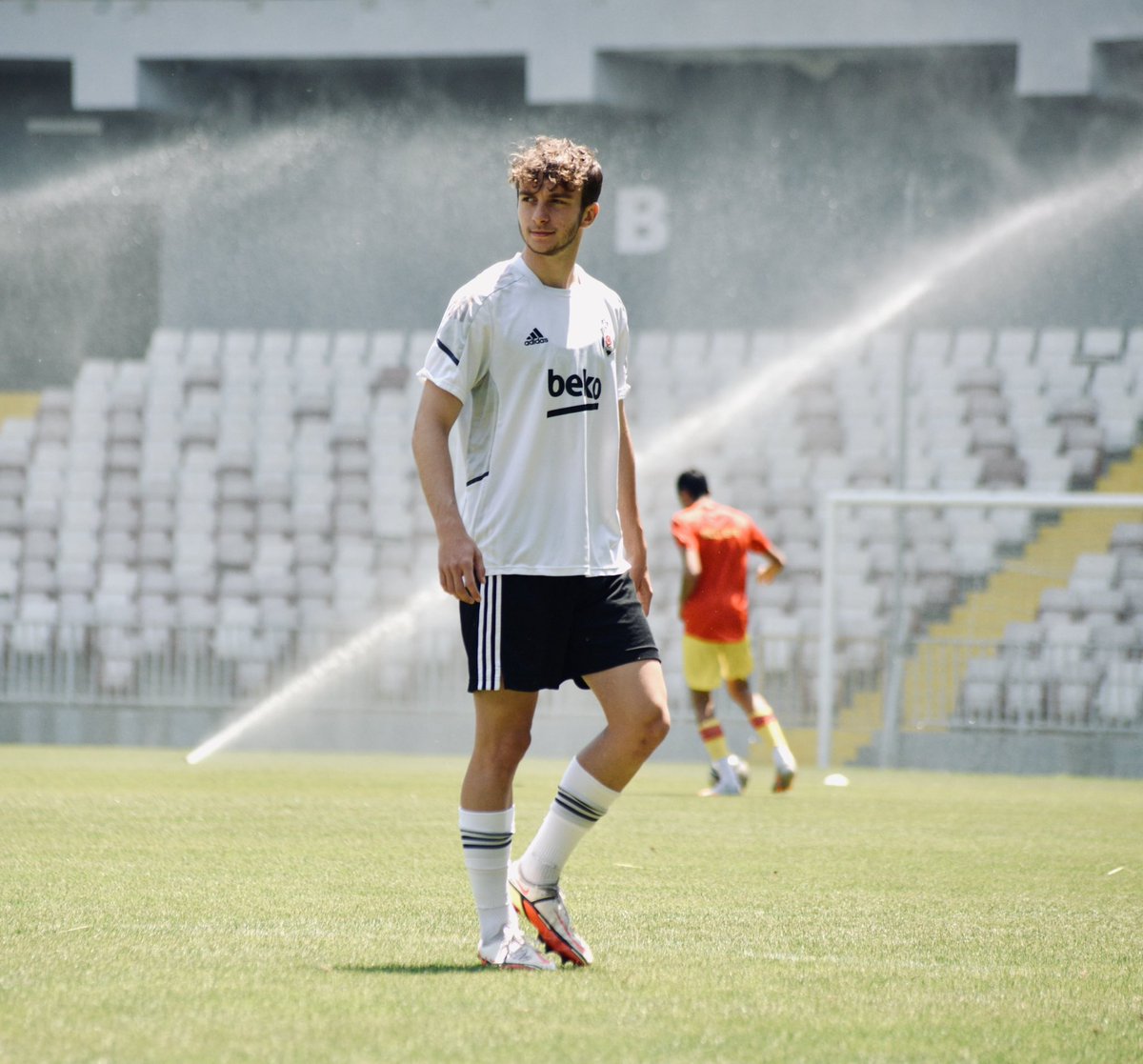 10 yıldır bünyesinde bulunduğum bu büyük camiaya veda günüm. Kader beni bugün yeni maceraya atıyor. Bana emeği geçen bütün altyapı hocalarıma ,kulüp çalışanlarına ve hiçbir zaman desteğini esirgemeyen büyük Beşiktaş taraftarına teşekkür ederim.