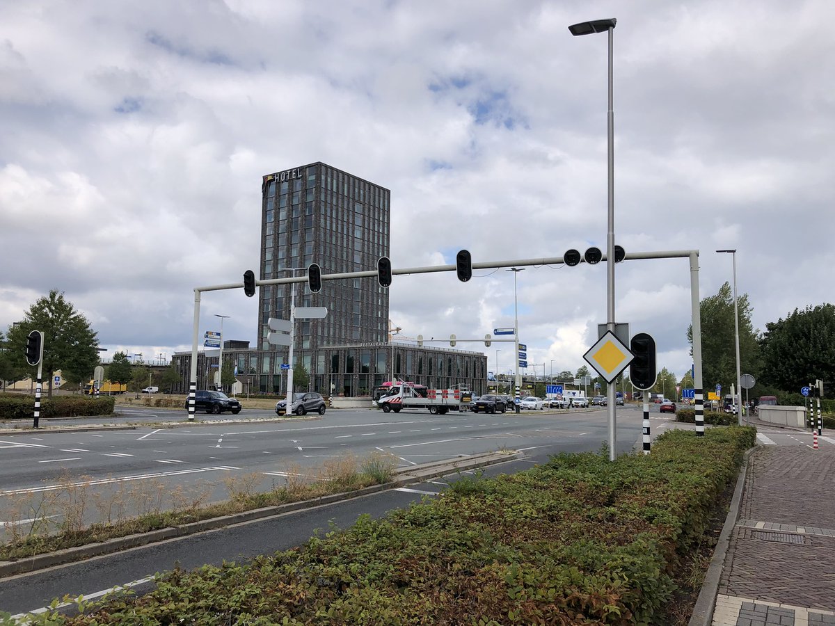 RvMeegen's tweet photo. @POL_Nijmegen Alle verkeerslichten uit in Nijmegen-Noord; al 3 bijna ongelukken in 15 min. https://t.co/auDJJ3L1IO