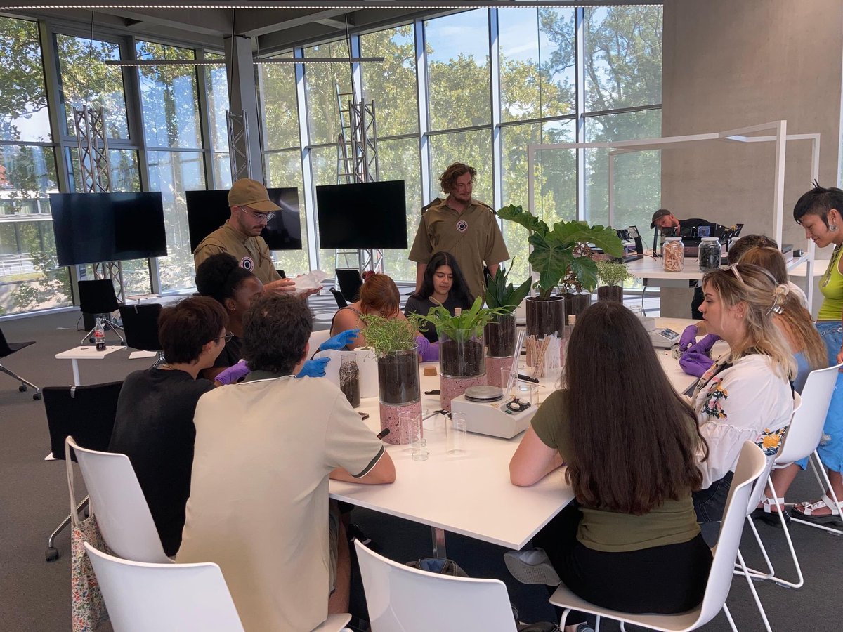 mcruk_si's tweet photo. #MarkoVivoda, head of #HEKA, and artist #GjorgjiDespodov premiered the #workshop Dunch at The Holy Crab at the #UniversityFestival (@jkulinz and @ArsElectronica). The workshop was dedicated to a reflection on food waste, focusing on #polymers derived from #shrimpshells. https://t.co/MHt8Cmk1zH