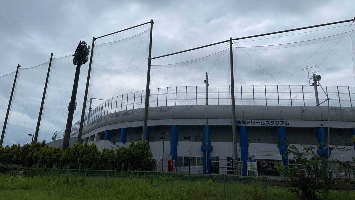 yanboh28's tweet photo. 久しぶりに所要で鶴岡へ行ってきました。百名山の月山と鳥海山も重く雲が立ち込めその姿を見ること出来ませんでした。
家に寄ったら、除草剤を撒いても元気な雑草を50分で取り除きました。高畠町でも草取り、鶴岡市でも草取り、今週はずっと草取りしてます(笑)#日帰り #鶴岡市 #草取り #280km https://t.co/pGBlqldkts