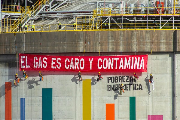 GreenpeaceCAT's tweet photo. Des de @greenpeace_es diem #NoMidCat!
NO a la INDÚSTRIA FÒSSIL! 🛢️☠️
@OlafScholz @sanchezcastejon @perearagones @Teresaribera
Diem SÍ a una #TransicióEnergètica sense ignorar #CrisiEnergètica, per donar resposta a #EmergènciaClimàtica i respectar el territori🌿🌎♻️ https://t.co/g957r1a7jV