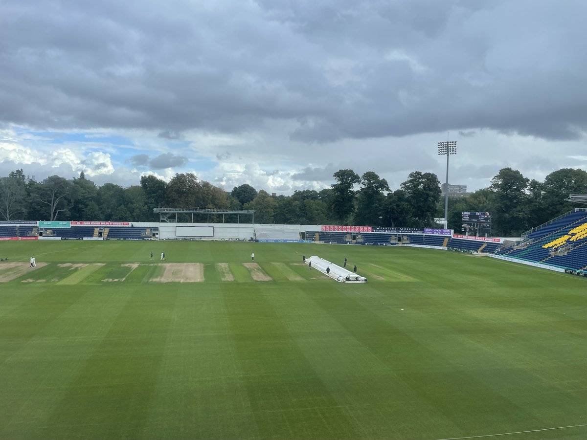 GlamCricket's tweet photo. The rain makes an appearance for the first time today with Glamorgan 5/0 (trailing by 154) in the second-innings 🌧️

#GLAMvWOR | #GoGlam https://t.co/h1JGOrUIl0