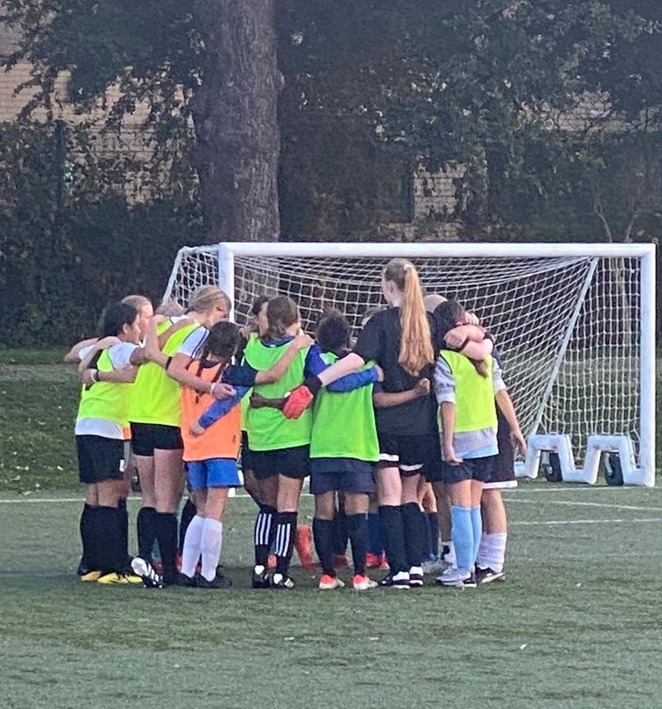 First team training session at <a href="/ealingtfrugby/">Ealing Trailfinders</a> was brilliant.
The togethernes in the U14's squad is really coming along, with the girls forming a tight bond. Willing to fight and help each other with every training session they do.
#NeverBreakTheChain #GirlsFootball #Trailfinders