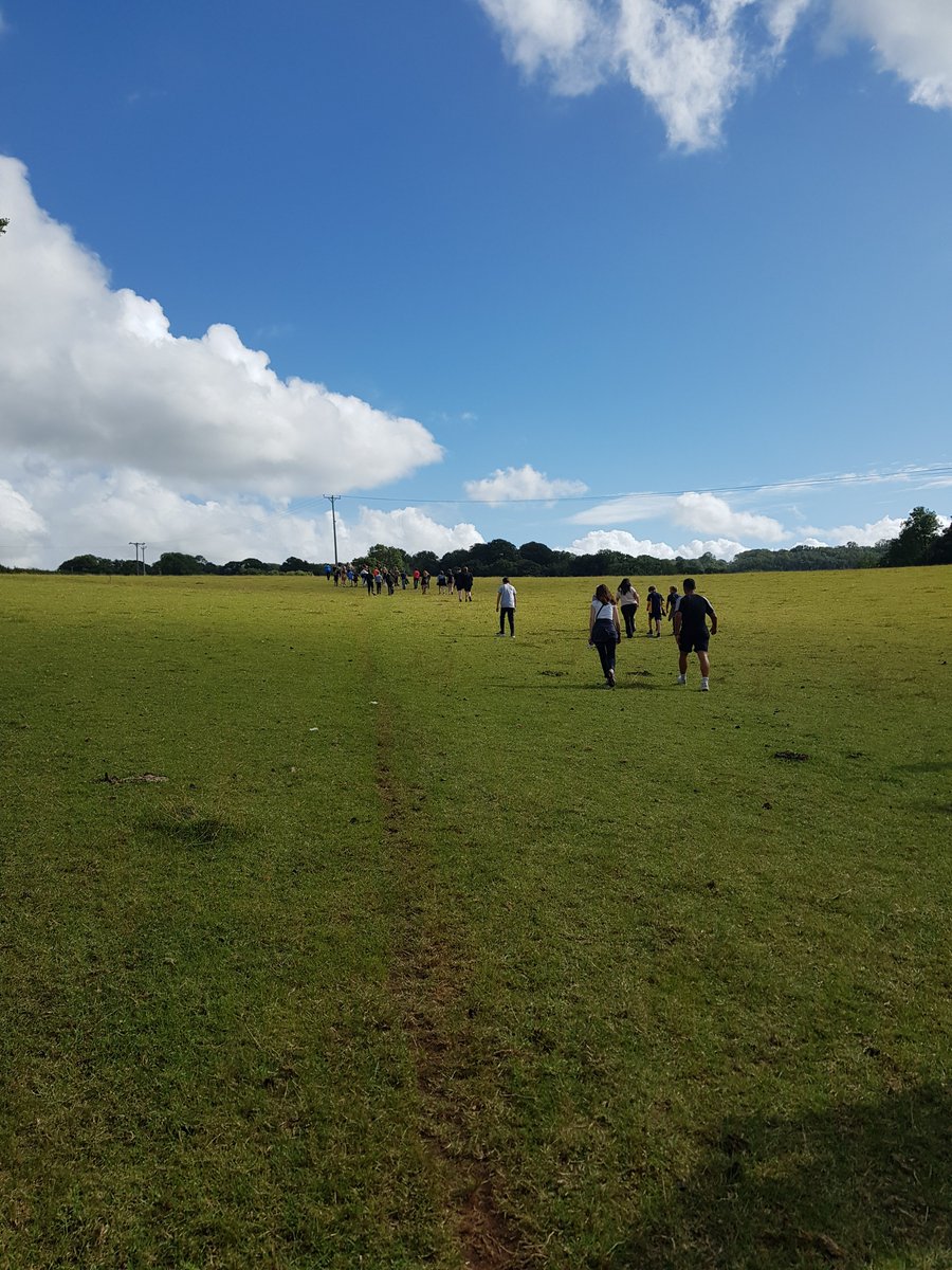 SidcotSchool's tweet photo. Our annual Boundary Walk took place this week and the weather was on its best behaviour with bright sunshine! This tradition gives students, staff and parents the opportunity to explore the beautiful countryside that forms part of the School campus. 

#sidcot #school #walking https://t.co/oEq55oGnkS