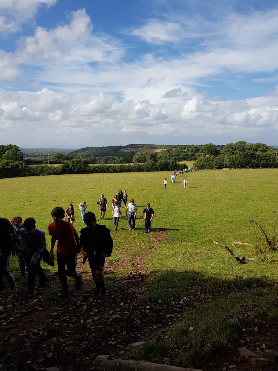 SidcotSchool's tweet photo. Our annual Boundary Walk took place this week and the weather was on its best behaviour with bright sunshine! This tradition gives students, staff and parents the opportunity to explore the beautiful countryside that forms part of the School campus. 

#sidcot #school #walking https://t.co/oEq55oGnkS