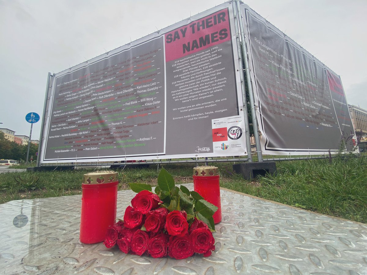 report_rio's tweet photo. Seit heute steht die Gedenkwand der @antifagera und des Aufandhalt e.V. auf der Eventfläche vor dem KuK,in Gera.Ab und zu kommen Passantinnen,um sich zu informieren. Musik in Gedenken an die 219 Tote durch rechte und rassistische Gewalt seit 1990 wird gespielt.GEGEN DAS VERGESSEN https://t.co/wgJNHbrOBc