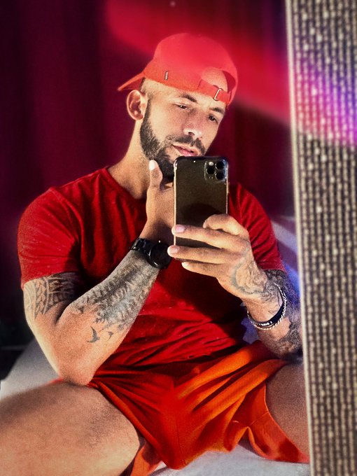 &bull; ella no es mi esposa, pero la esposo 🔐😏 me lo vio y dijo &ldquo;ay que venoso&rdquo; 🤩🤪😂 .. haha #lokera @lyanno<a href="/tag/lokera"class="tags"><span>#lokera</span></a>