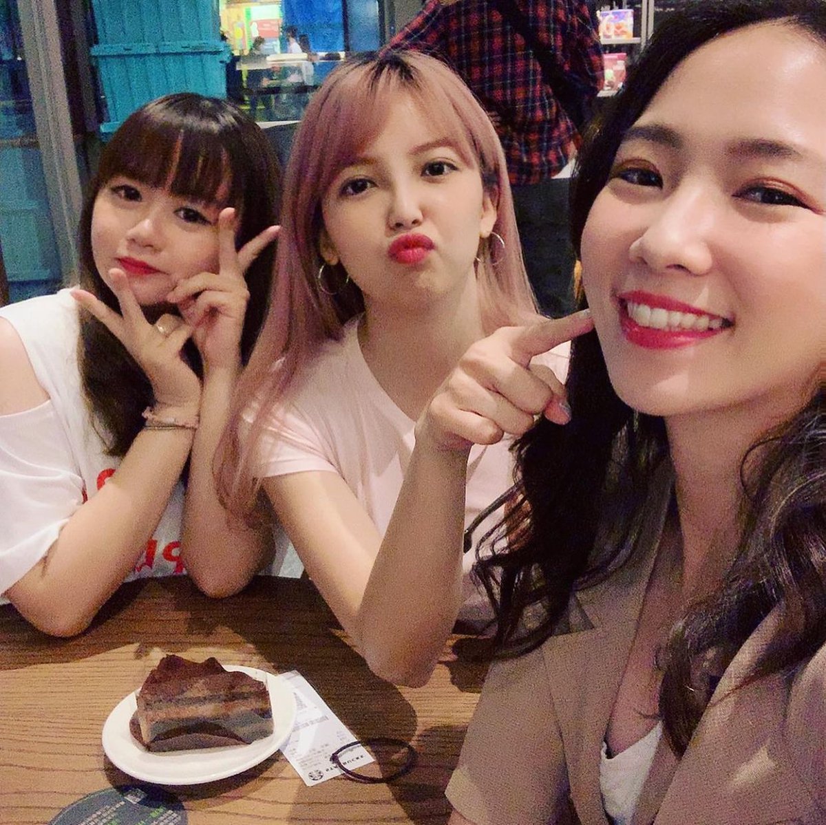 Liuwei0605's tweet photo. Eating and watching movies with sisters is the happiest thing https://t.co/h1W8t48rCW