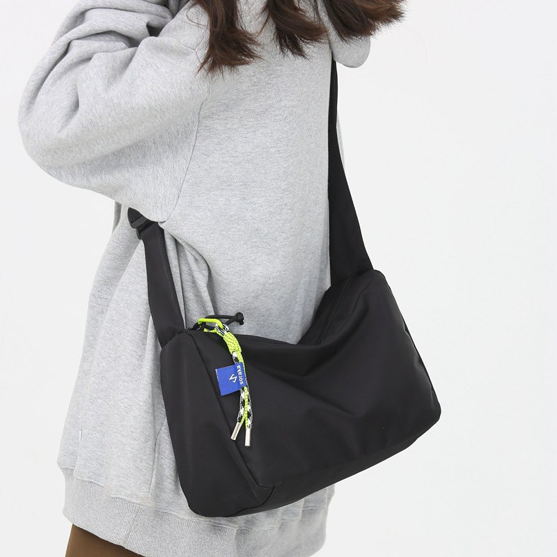 coconutsummer1's tweet photo. Neo-bag ในตำนานมากับโปร 9.9 จาก 350 เหลือ 179 เป็นกระเป๋าที่จุของเว่อ แต่ทรงดูไม่ใหญ่เกิน ผ้าไนลอนกันน้ำ เปื้อนยาก ใส่ไอแพด+ร่มได้ งานดูแพงมาก บอกว่าใบละพันยังเชื่อเลย🔥 https://t.co/xvkMlW4YN4