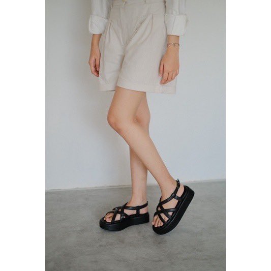 aadorVbear's tweet photo. Platfoam sandal under 250an buat nonton konser ala cewek-cewek mamba 

-a thread- https://t.co/LxwEEVUbI6