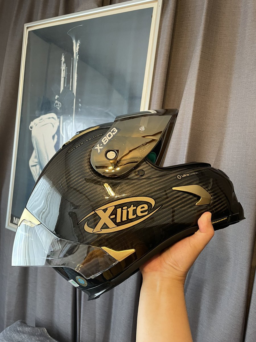 jazz_flh's tweet photo. 念願のカーボンヘルメット購入
何度か店頭で試着してピッタリのサイズを頼んだのに、いざ届いて被ったらちょいキツイ…今日は顔が浮腫んでる?
インカムのスピーカーを仕込む窪みが無いけど、本来レース用なので割り切りましょ!
#x803rs #xlite #nolanhelmets #カーボンヘルメット https://t.co/EmeYrJuvRN