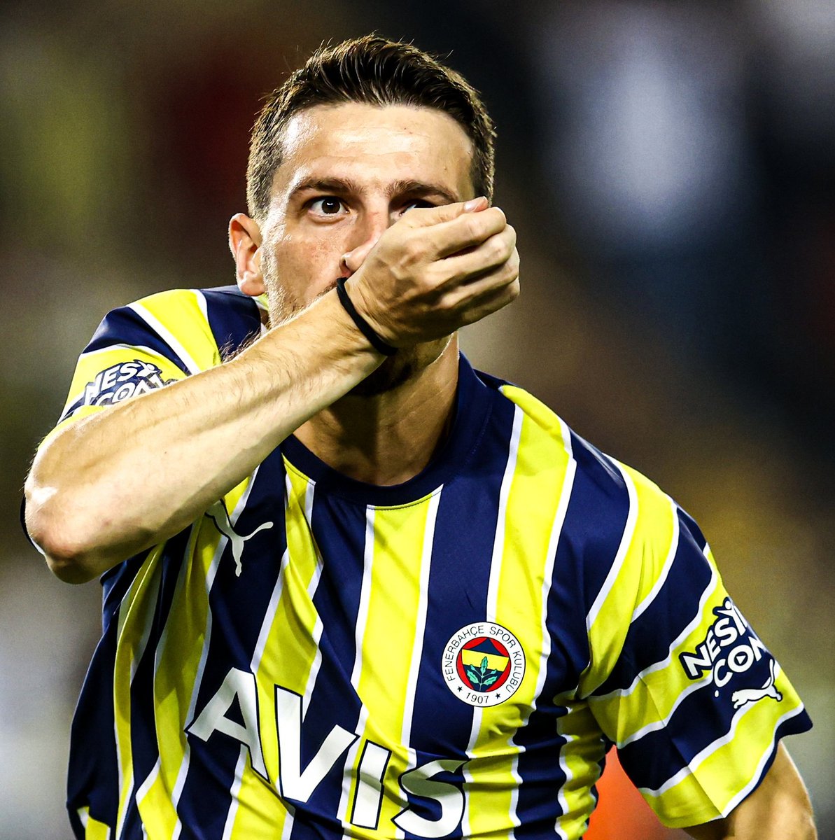 TopunuzGelinCom's tweet photo. Sözde parayı seçip Fenerbahçe'ye giderek kariyerini bitiren Mert Hakan Yandaş Avrupa Ligi'nde forma giyerken, armayı seçen Emre Kılınç Galatasaray'dan gönderildi. https://t.co/JSJgllgbUy