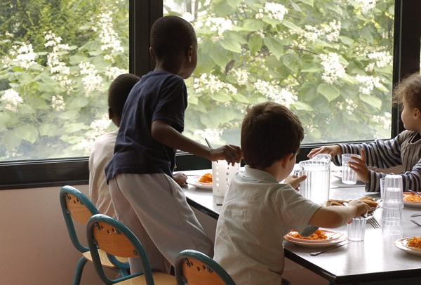 pbloche's tweet photo. Les bonnes nouvelles de la rentrée scolaire à #Paris:
✅ Les tarifs de restauration scolaire inchangés
✅ Des fournitures scolaires gratuites
✅ 100 cours Oasis dans les écoles et les collèges 
✅ 17 rues aux écoles végétalisées et sécurisées 
Avec @Anne_Hidalgo, on continue ! https://t.co/XGFSFa6YDd