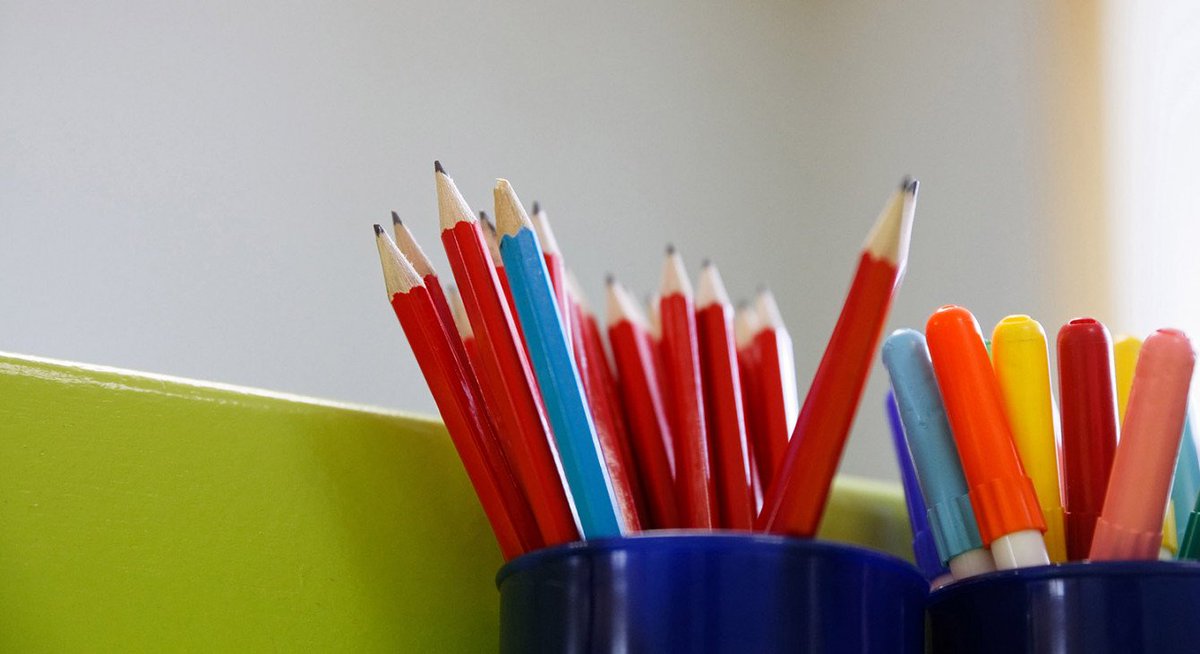 pbloche's tweet photo. Les bonnes nouvelles de la rentrée scolaire à #Paris:
✅ Les tarifs de restauration scolaire inchangés
✅ Des fournitures scolaires gratuites
✅ 100 cours Oasis dans les écoles et les collèges 
✅ 17 rues aux écoles végétalisées et sécurisées 
Avec @Anne_Hidalgo, on continue ! https://t.co/XGFSFa6YDd