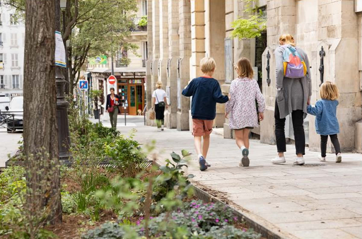 pbloche's tweet photo. Les bonnes nouvelles de la rentrée scolaire à #Paris:
✅ Les tarifs de restauration scolaire inchangés
✅ Des fournitures scolaires gratuites
✅ 100 cours Oasis dans les écoles et les collèges 
✅ 17 rues aux écoles végétalisées et sécurisées 
Avec @Anne_Hidalgo, on continue ! https://t.co/XGFSFa6YDd