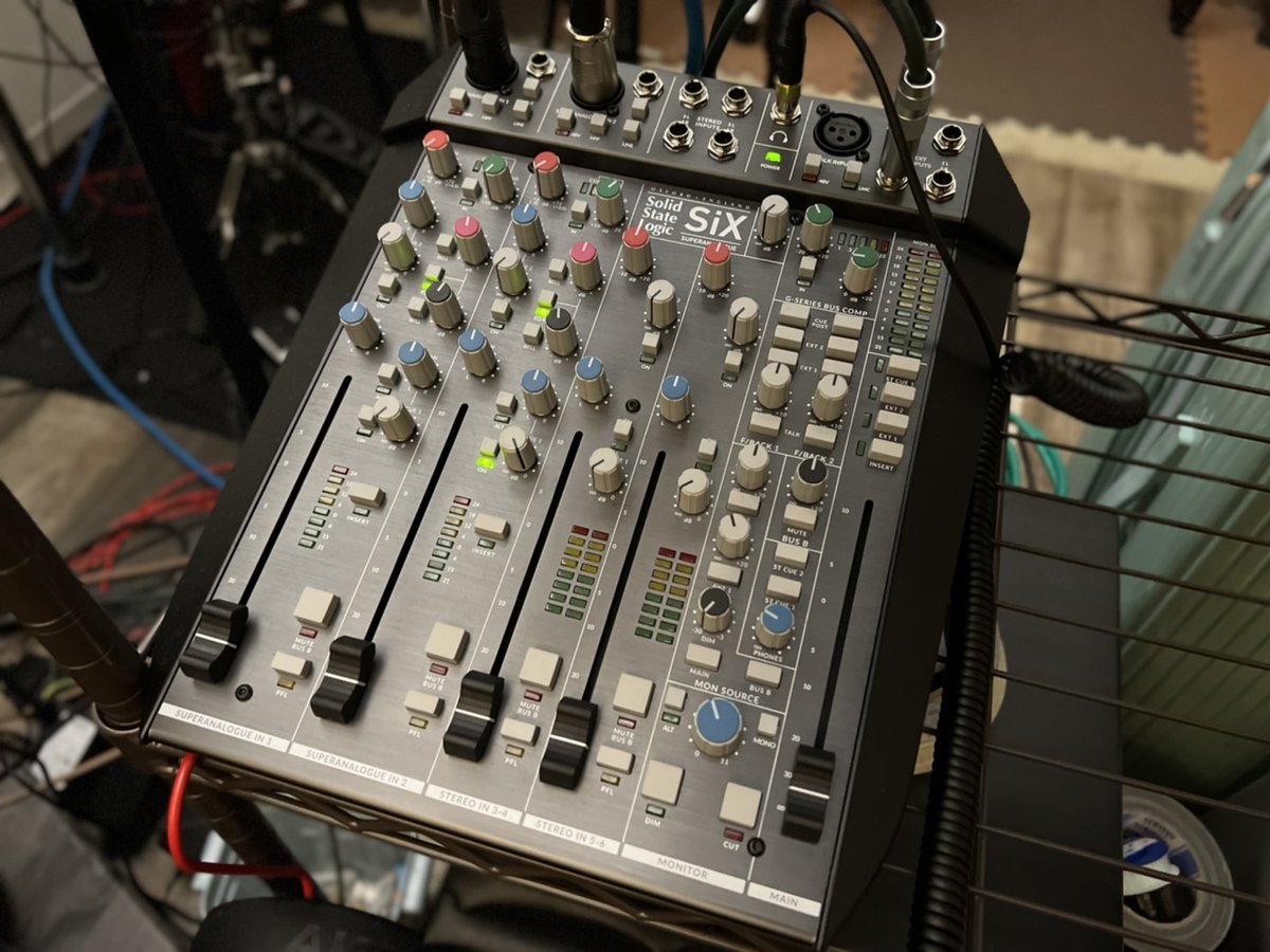 penreco4645's tweet photo. 【SSL SiX使ってみた感じ】
①操作感が良い
つまみがたくさんあって少しビビっていたが、信号の行き先が非常にわかりやすい。

➁録り音が良い
購入前と明らかに変わった。プラグインのマイクプリを使っていた時のパリパリ感がなく、マイルドに、且つ前面にでる音で録れる。

続く....

#ssl
#SSLSiX https://t.co/6sikLoCQuF