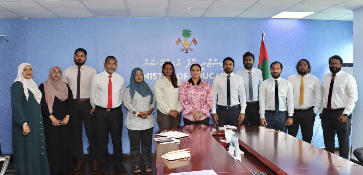 މިނިސްޓަރ <a href="/aisthly/">Aishath Ali</a> މިއަދު ކ. ހިންމަފުށި ކައުންސިލާ ބައްދަލުކުރައްވާ، އެ ރަށު ސްކޫލުގެ ޢުމްރާނީ ތަރައްޤީއާ ގުޅޭ ގޮތުން މަޝްވަރާކުރެއްވުން. މި ބައްދަލުކުރެއްވުމުގައި ރައްޔިތުންގެ މަޖިލީހުގެ ތުލުސްދޫ ދާއިރާގެ މެންބަރު އިބްރާހީމް ނަސީމް ބައިވެރިވެ ވަޑައިގެންނެވި.