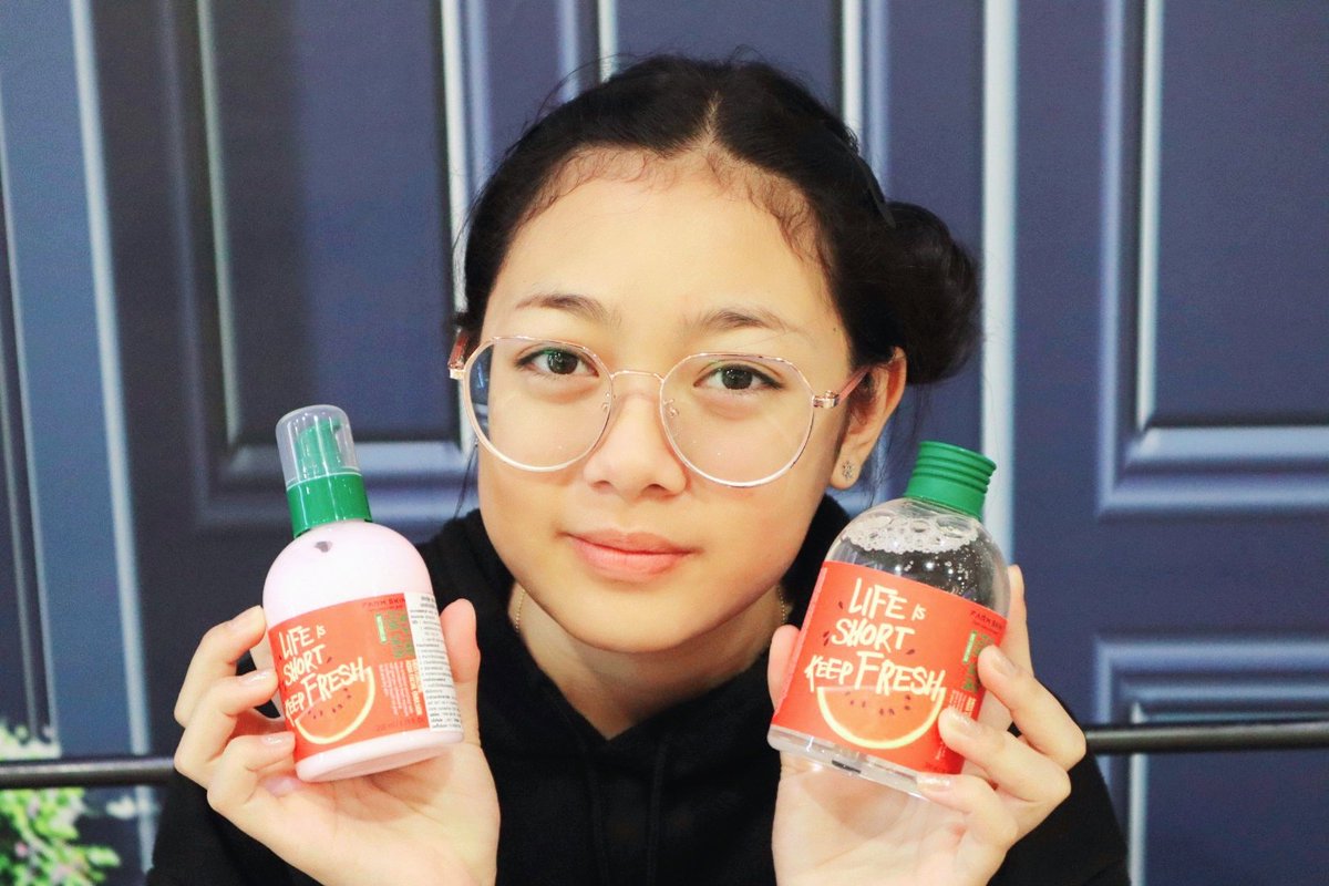 ลองของใหม่อีกแล้ว #BTFarmskin จากบิวเทรี่ยม แล้วชอบอ่ะ
ตัวแรกใช้เป็นได้ทั้งโทนเนอร์และน้ำตบเลย #โทนเนอร์น้ำตบแตงโม ส่วนตัวที่ 2 #อิมัลชั่นแตงโม ช่วยเรื่องความชุ่มชื่นดีมากๆ ใช้แล้วรู้สึกผิวนุ่มและชุ่มชื้นและกระจ่างใสขึ้น และกลิ่นคือดีมาก หอมกลิ่นแตงโมอ่อนๆจ้า #watermelontoner