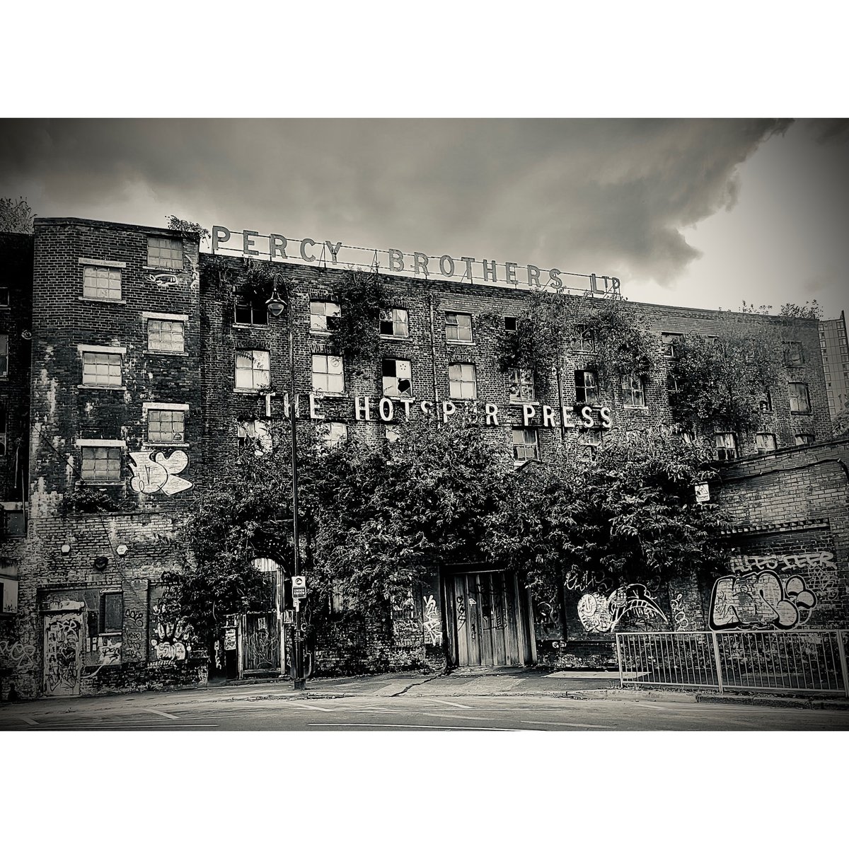fonecamerawoman's tweet photo. #thehotspurpress #medlockmills #chorltononmedlock #manchestercottonmills #manchesterhistory #manchestersocialhistory #manchestereconomichistory #manchesterphotography #victorianmill #victoriancottonmill #manchester #england #northernengland #lifeinanortherntown #howwelive https://t.co/9mZICHBYnS