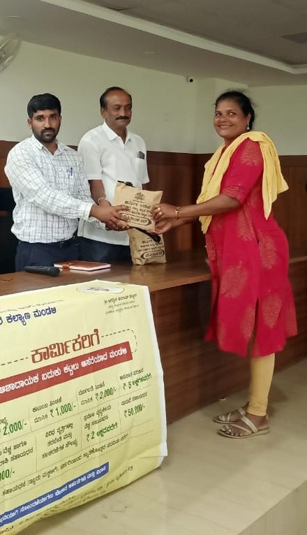 WorkersBoard's tweet photo. ಗೌರಿಬಿದನೂರಿನಲ್ಲಿ ಮಂಡಳಿಯ ವತಿಯಿಂದ ಮಹಿಳಾ ಕಟ್ಟಡ ಕಾರ್ಮಿಕರಿಗೆ 'ಪೌಷ್ಟಿಕಾಂಶ ಆಹಾರದ ಕಿಟ್'ಗಳನ್ನು ವಿತರಿಸಲಾಯಿತು.

ಮಾನ್ಯ ಶಾಸಕರಾದ ಶ್ರೀ ಶಿವಶಂಕರ ರೆಡ್ಡಿ, ಗೌರಿಬಿದನೂರಿನ ತಹಶೀಲ್ದಾರ್ ಮತ್ತಿತರರು ಉಪಸ್ಥಿತರಿದ್ದರು.

#Chikkaballapur #NutritiousFoodKit #FoodKitDistribution #KBOCWWB #ಶ್ರಮಮೇವ_ಜಯತೇ https://t.co/ycTD5KeezX