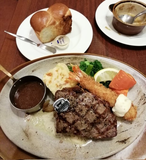 モリモリご飯前倒し。ロイホでステーキ。 