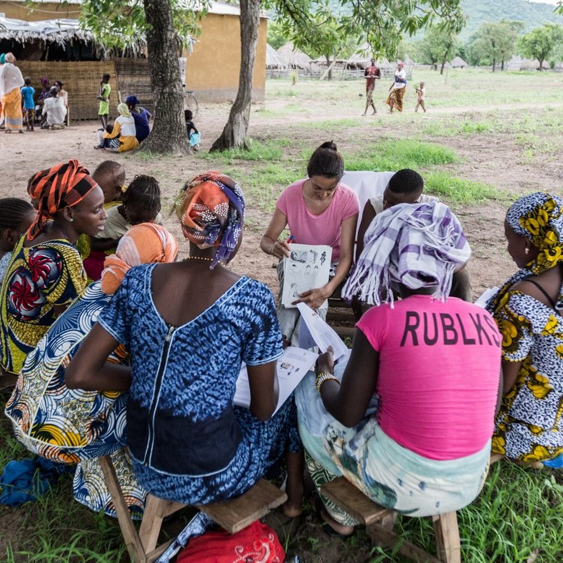 _labeqsa_'s tweet photo. ¡Feliz día cooperantes! 
Aquí una de nuestras elementas (Nieves) con un grupo de ayudantes de matrona locales en el poblado de Afia en la región senegalesa de Kedougou.
#labeqsapoya #Diadelcooperante #AECID https://t.co/8siLSIGSQA