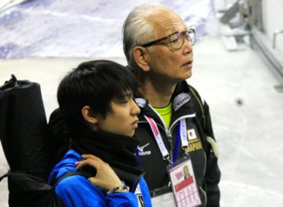 I'm not exactly sure what position is Kikuchi-san but today is World Physiotherapist Day, so thank you for being by Yuzu's side all these years and providing him treatment & applied KT tape for him during competitions. 

#YuzuruHanyu #HANYUYUZURU #羽生結弦 #WorldPhysiotherapyDay