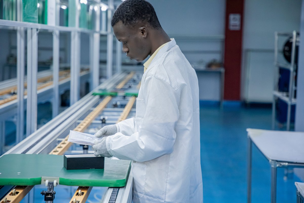 CoteDivoirePME's tweet photo. Le @Gouvci apporte son soutien au #smartphone #madeinCI Open.
Il a délégué à cet effet le #MinPME, la Direct° du commerce et #CIPME dans l'objectif de :
• mieux connaître la marque;
• découvrir son usine au sein du @VitibCi .
Des collaborations sont prévues très prochainement https://t.co/OvHYFblVFk