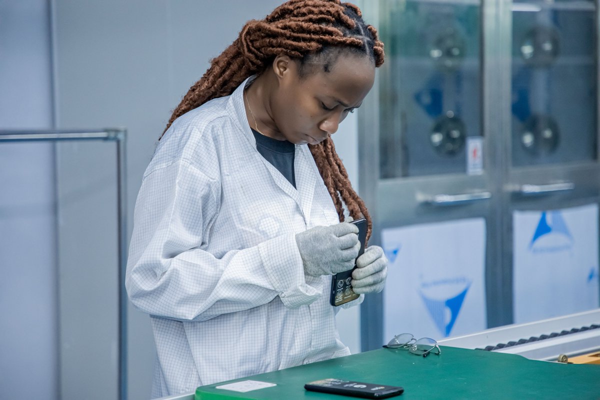 CoteDivoirePME's tweet photo. Le @Gouvci apporte son soutien au #smartphone #madeinCI Open.
Il a délégué à cet effet le #MinPME, la Direct° du commerce et #CIPME dans l'objectif de :
• mieux connaître la marque;
• découvrir son usine au sein du @VitibCi .
Des collaborations sont prévues très prochainement https://t.co/OvHYFblVFk