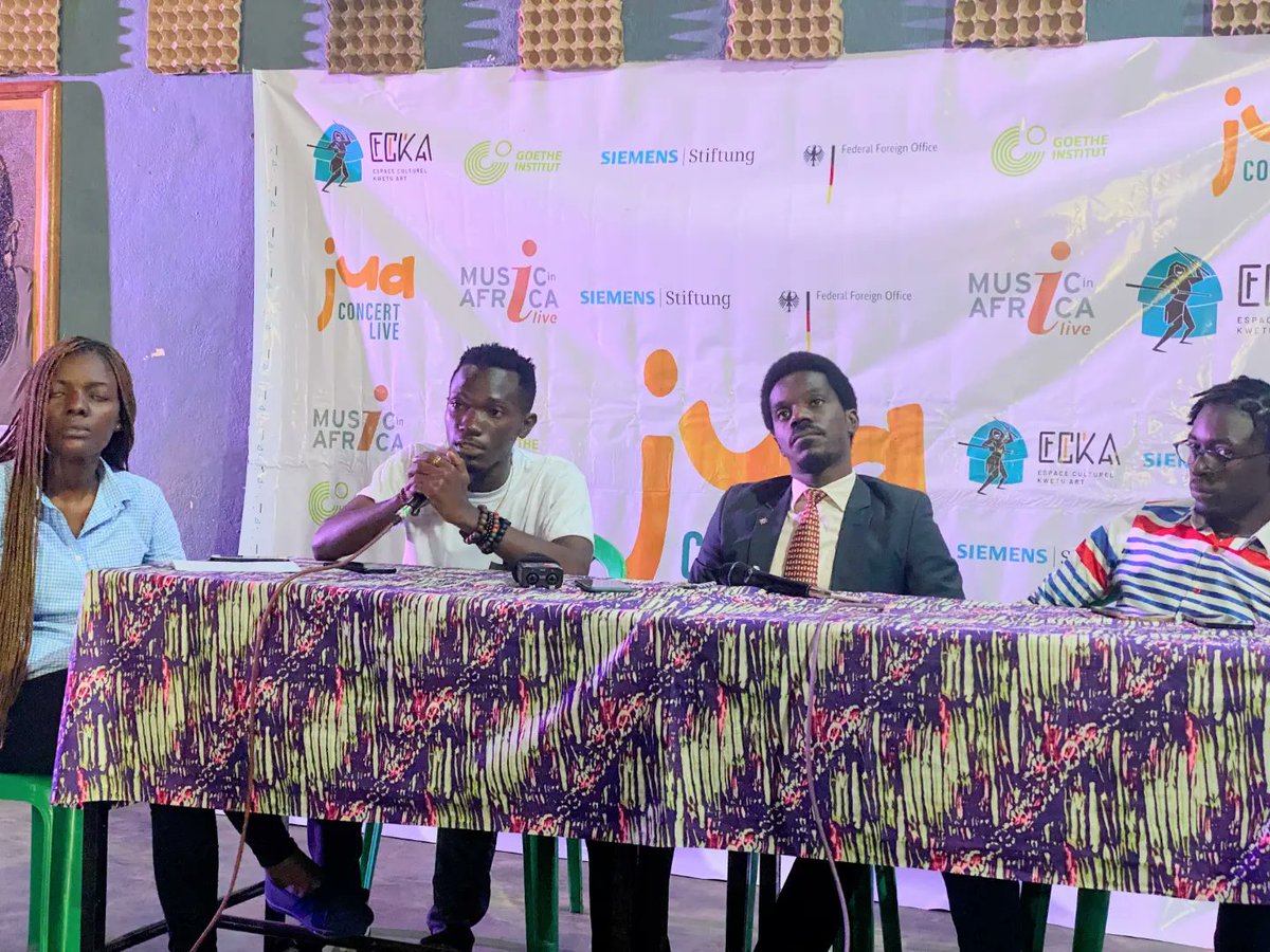 Osee_Elektra15's tweet photo. On a présenté le projet du #JuaConcertLive devant la presse à Bukavu.
Rendez-vous ce Dimanche 11 Septembre dans la grande salle du collège Alfajiri à partir de 14h00
ENTRÉE GRATUITE GRATUITE GRATUITE 🙌🙌
•
#SlamElektrik #poetry #Ecka #musicinafricalive #MusicInAfrica #15Prod https://t.co/ZKcNmPNAhz