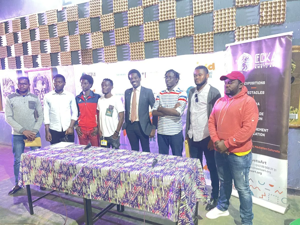 Osee_Elektra15's tweet photo. On a présenté le projet du #JuaConcertLive devant la presse à Bukavu.
Rendez-vous ce Dimanche 11 Septembre dans la grande salle du collège Alfajiri à partir de 14h00
ENTRÉE GRATUITE GRATUITE GRATUITE 🙌🙌
•
#SlamElektrik #poetry #Ecka #musicinafricalive #MusicInAfrica #15Prod https://t.co/ZKcNmPNAhz