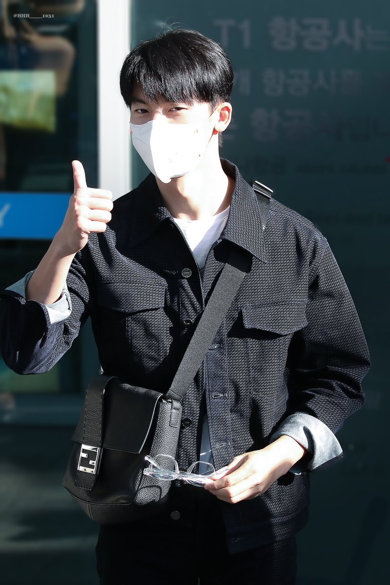 HHH_____1031's tweet photo. 220908 출국 

닉값하는 셀렉 👍 👋

#허광한 #許光漢 #GregHsu #HsuGregHan https://t.co/IGebEZXq6A