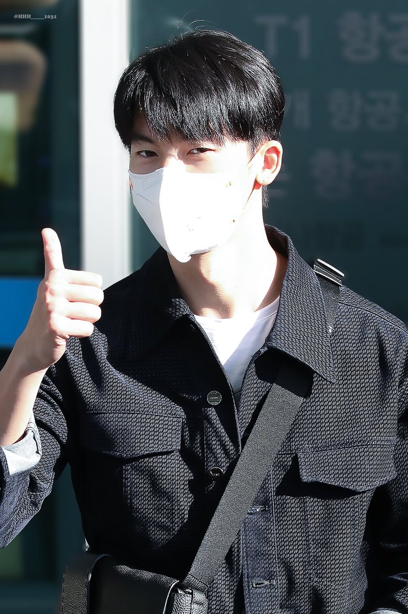 HHH_____1031's tweet photo. 220908 출국 

닉값하는 셀렉 👍 👋

#허광한 #許光漢 #GregHsu #HsuGregHan https://t.co/IGebEZXq6A