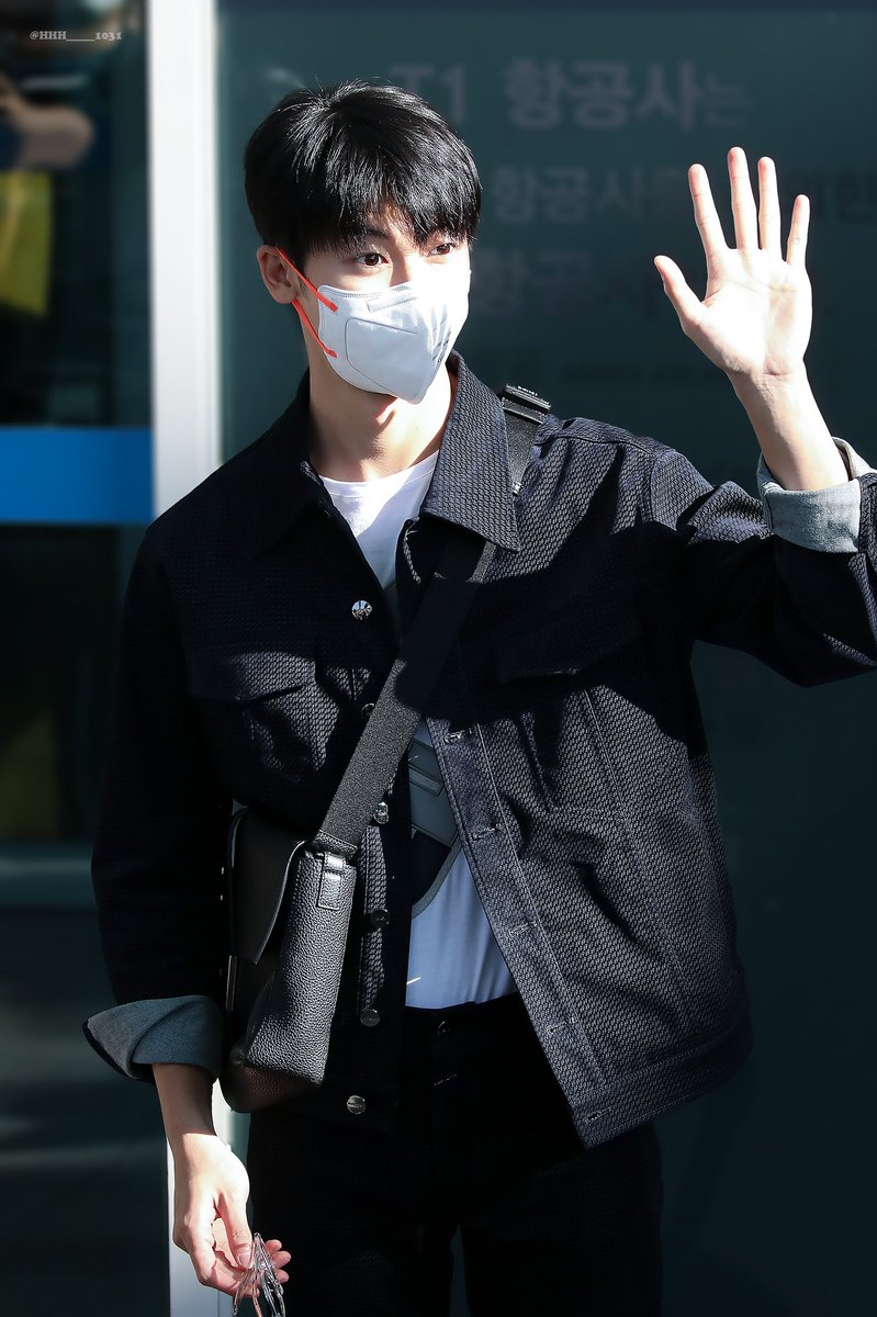 HHH_____1031's tweet photo. 220908 출국 

닉값하는 셀렉 👍 👋

#허광한 #許光漢 #GregHsu #HsuGregHan https://t.co/IGebEZXq6A