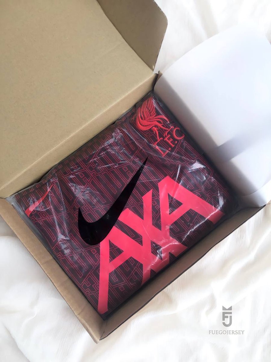 theiceraf's tweet photo. Perempuan kalau tak tahu nak bagi hadiah apa dekat lelaki, try this.

Bagi something related to his passion/hobby. Dia minat bola? Cuba bagi jersey. Yang ni siap ada love letter lagi �� https://t.co/40JWQcYa3E