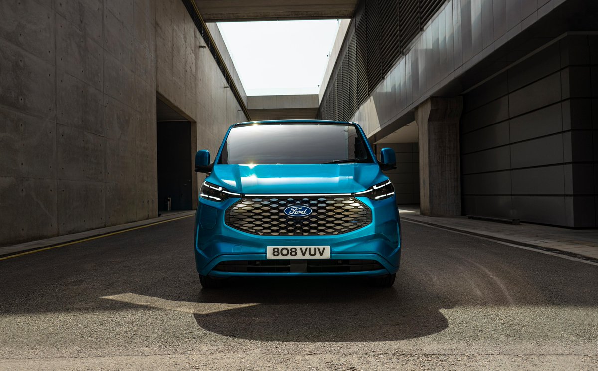C'est le #FordETransit Custom
 
⚡️ Il a un nouveau design taillé pour l'ère électrique et est propulsé par #FordPro pour accélérer la Productivité.
 
En savoir plus 👉 media.ford.com/content/fordme…