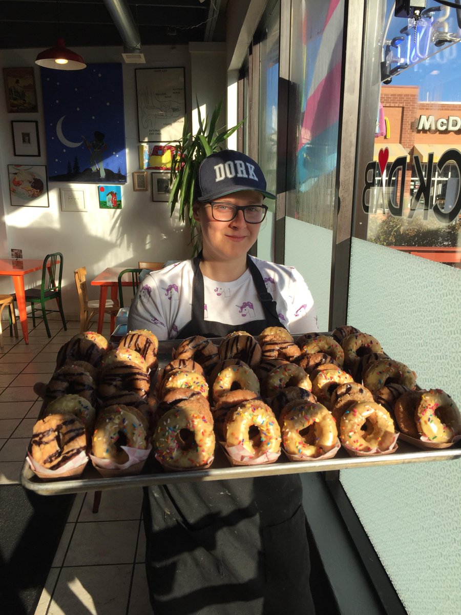 Enjoy a sunny summer throwback pic from 2018... So much has changed since then.

🖥 smackdabchicago.com
#smackdabchi #donuts #🍩 #vegandonuts #chicagodonuts #rogerspark #chicagobreakfast #veganbrunch