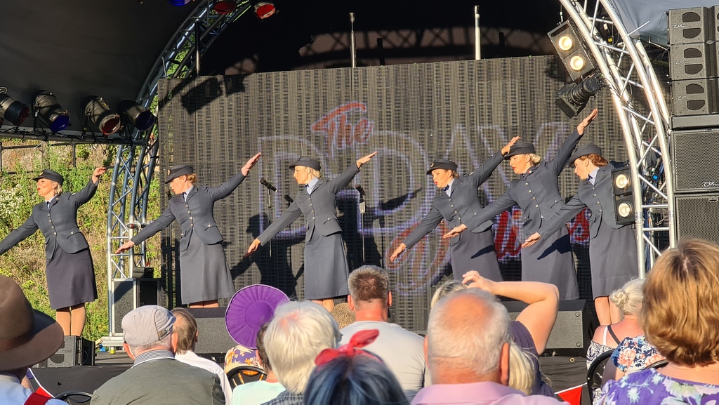 🛩️ We're heading out with the D Day Darlings today 🛩️

We will be supplying a PA System and Search Lights 

#ddaydarlings #RAF #Royalairforce #stagelighting #outdoorstage #stagesound #history