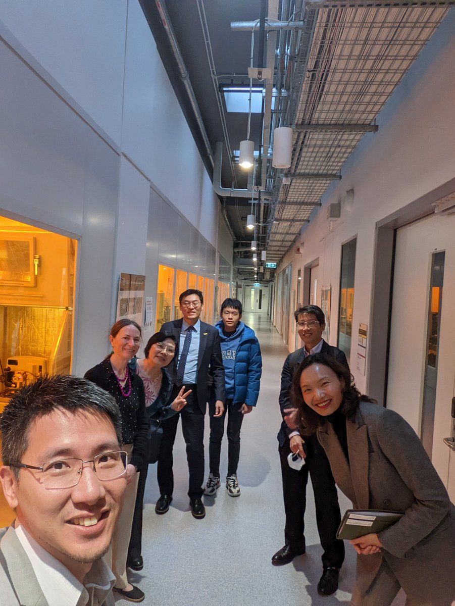 easonchen0102's tweet photo. So great to have two important guests at @SydneyNano today: Prof Ho Lin, the delegate of Taiwan's National Science and Technology Council in Australia, and Jill Lai, the delegate of Ministry of Education, with a tour by @CourtNadia. And yes, this selfie is after what Ben does 😂 https://t.co/HUcUA2miNi