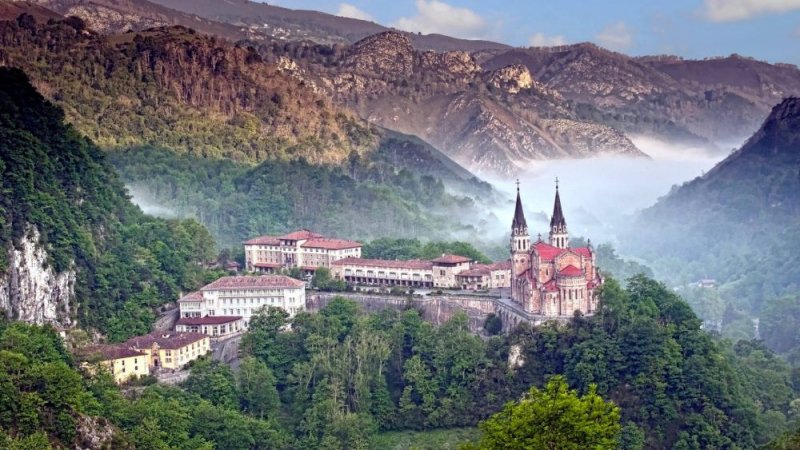halonso's tweet photo. No es un día cualquiera, es nuestro día. FELIZ DIA DE ASTURIAS!!👏👏👏 https://t.co/kzyRz54aXk
