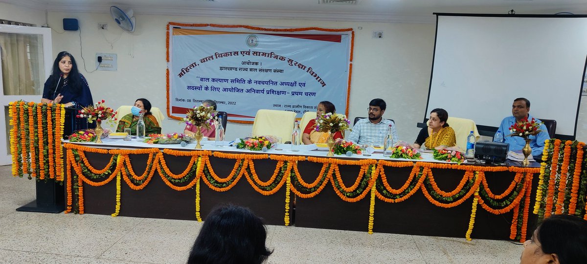 झारखंड राज्य बाल संरक्षण संस्था की निदेशक श्रीमती <a href="/RSB_85/">Rajeshwari B 🇮🇳</a> कार्यशाला में शामिल हुईं। उन्होंने कहा बच्चों के लिए नीतियों का निर्धारण हुआ है। हर जरूरतमंद बच्चे को उनके अधिकार के प्रति जागरूक करना हमारा कर्तव्य है। बच्चों के प्रति दायित्वों का निर्वहन नीतिगत सिद्धांतों के अनुरूप हो।