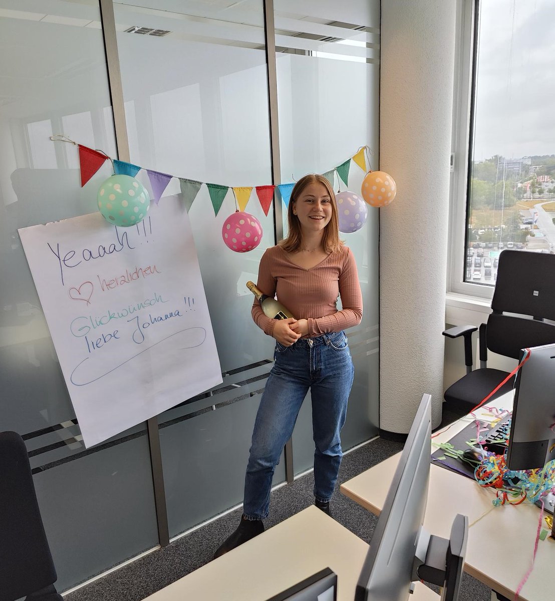 AddmoreGmbh's tweet photo. Unsere duale MATSE-Studentin Johanna hat mit Bravour ihren Abschluss gemeistert: 1,0 sowohl bei der IHK als auch im Bachelor! 🎉🎉🎉 Wir gratulieren dir von ganzem Herzen, liebe Johanna!🧡
Infos zum dualen Studium hier: https://t.co/xHJ1F6AM1u
#addmore #abschluss2022 #MATSE https://t.co/9t9ezYJap0