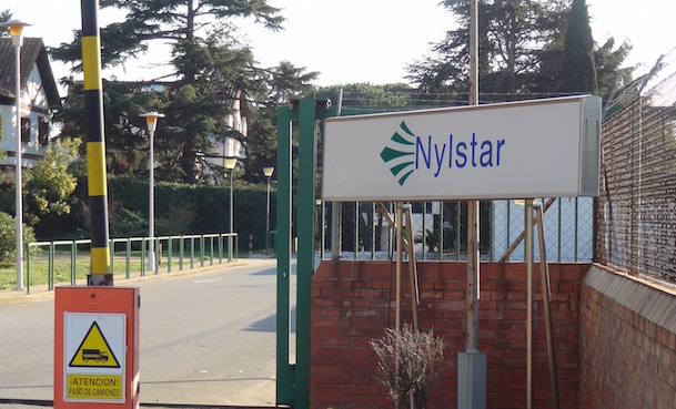 FICCOOCat's tweet photo. CCOO denunciem la situació d'impagament salarial a #Nylstar i la manca de manteniment de les instal·lacions, que posa en risc la seguretat de la plantilla. 

A més, avui han tallat la llum a la fàbrica per impagament del servei.

Exigim una solució JA!

https://t.co/hWas8NvZ3Q https://t.co/eH7gZu0tcd