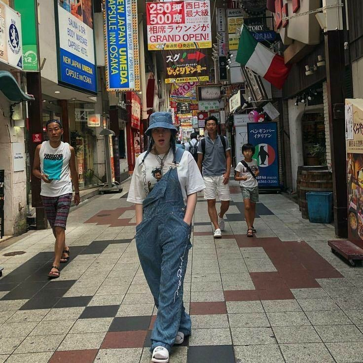 fetusbe's tweet photo. Billie Eilish in Japan https://t.co/bvnHbDwyRB