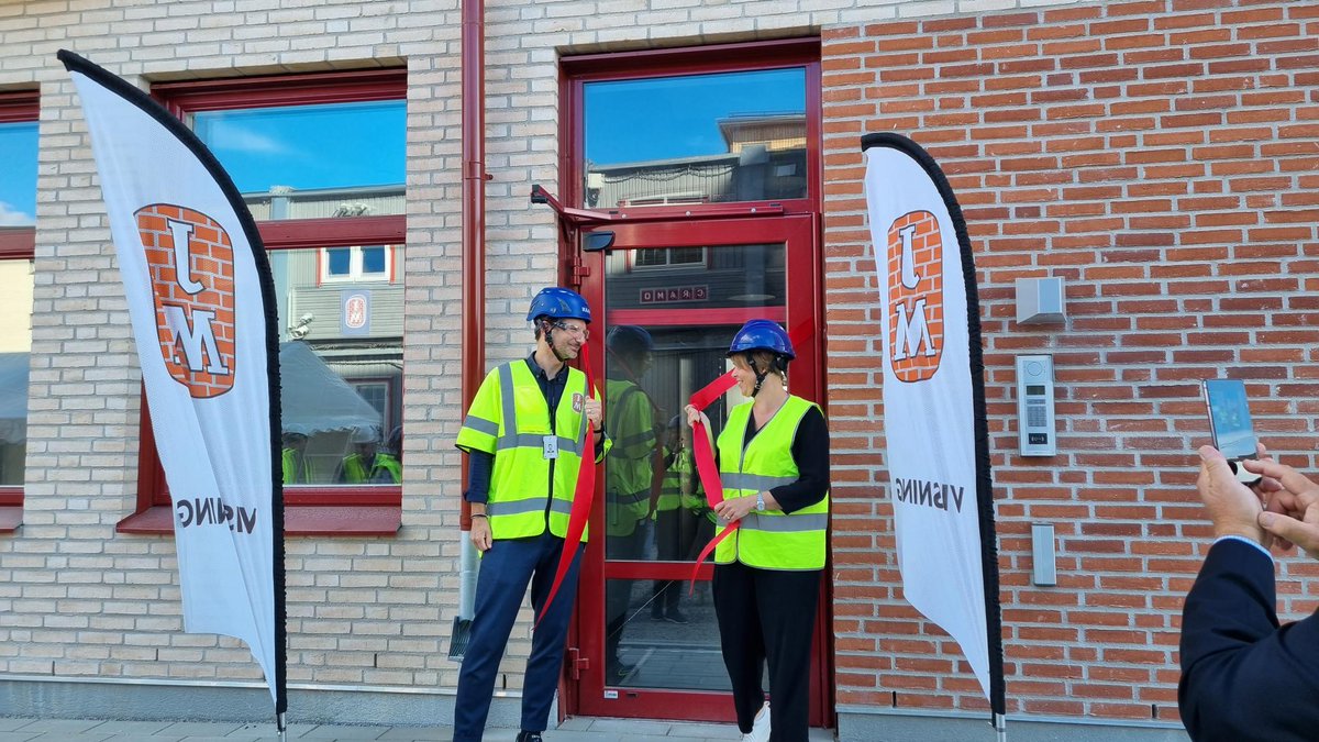 Nu flyttar de första in JMs Smarta Kvadrat i Hyllie Bro i Malmö!
Kommunstyrelsens ordförande, @KatrinS_J deltog på invigningen och lyfte de fördelar som hon och Malmö stad ser med Hyllie Bro, såsom byggandet av yteffektiva lägenheter i Malmö.
Läs mer här: bit.ly/3QFVtQ