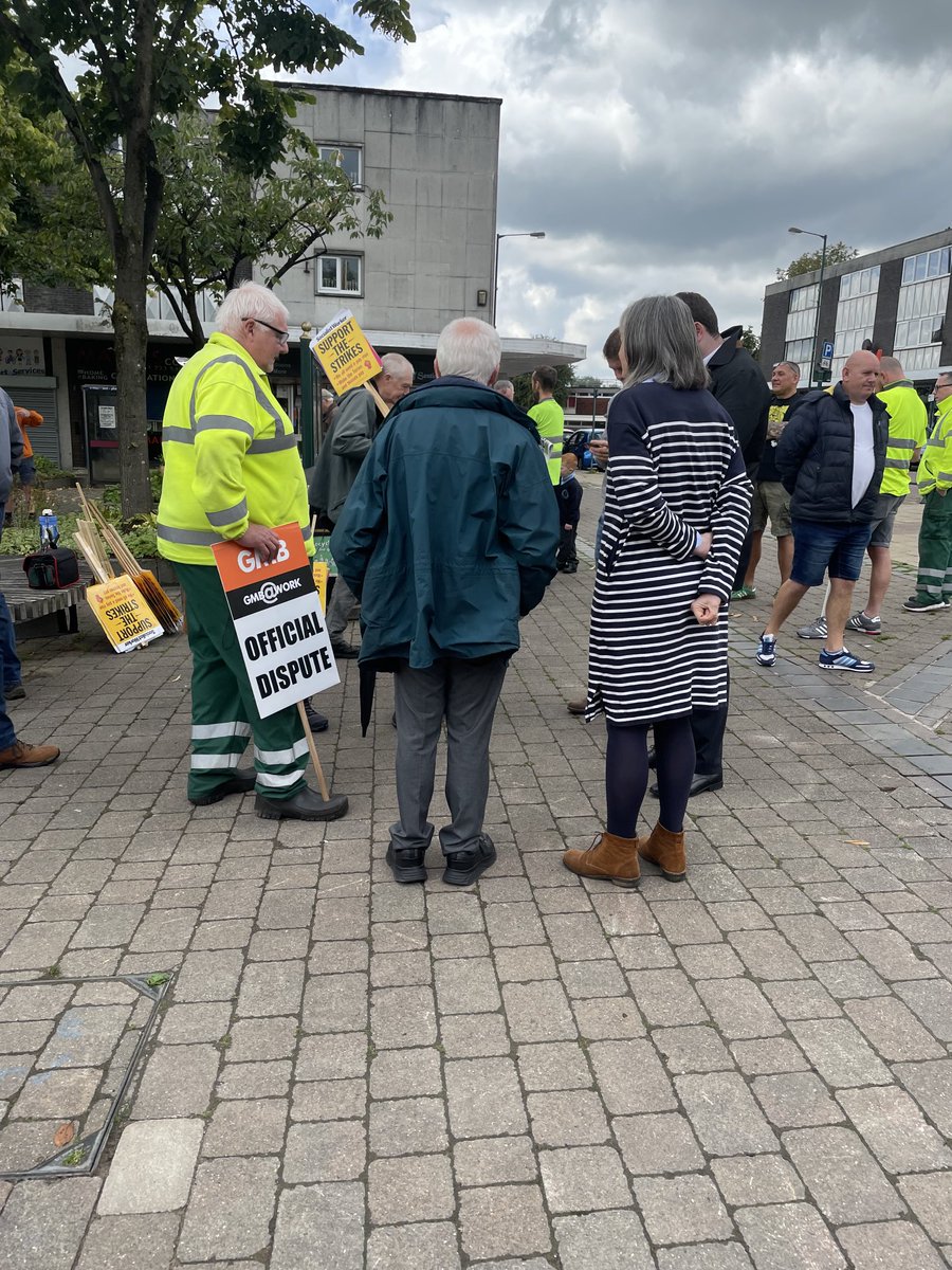 neilsmithgmb's tweet photo. Great turnout from ⁦@gmbnwi⁩ members from Polyflor who are taking action ! ⁦@PaulMaccaGMB⁩ ⁦@Eamonn_OB⁩ https://t.co/6UNP7Rv3wD