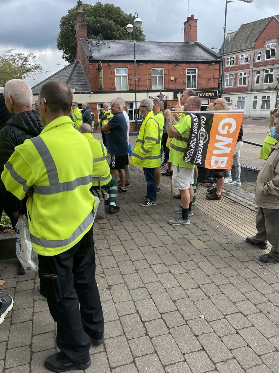 neilsmithgmb's tweet photo. Great turnout from ⁦@gmbnwi⁩ members from Polyflor who are taking action ! ⁦@PaulMaccaGMB⁩ ⁦@Eamonn_OB⁩ https://t.co/6UNP7Rv3wD