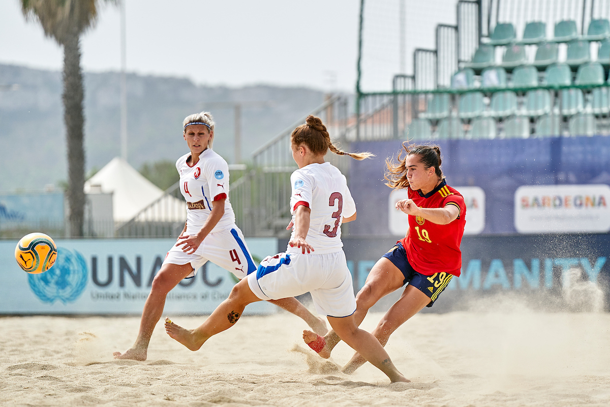BeachSoccer_WW's tweet photo. ⏱️ FINAL WHISTLE: @FutbolPlayaRFEF 🇪🇸 5 - 2 @ceskarepre_cz 🇨🇿 - Two goals in the final minute seal the deal for the Spanish.

Watch all games 🔴 LIVE here 🔗 https://t.co/wjqhnoJTFq 

#EBSL2022 #Superfinal #Cagliari #BeachSoccer https://t.co/x2Pw1PS6kD